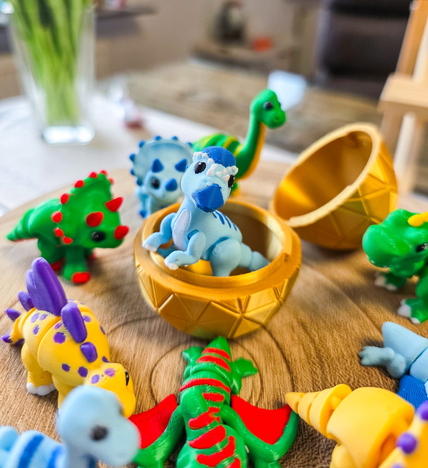 Bunte Überraschungs-Dinos im goldenen Ei - Sammelfigur