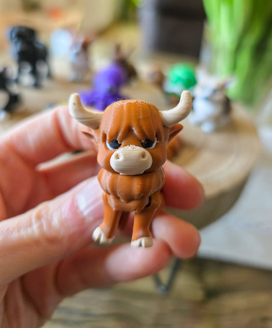 Bunte Überraschungs-Tiere im goldenen Ei - Sammelfigur