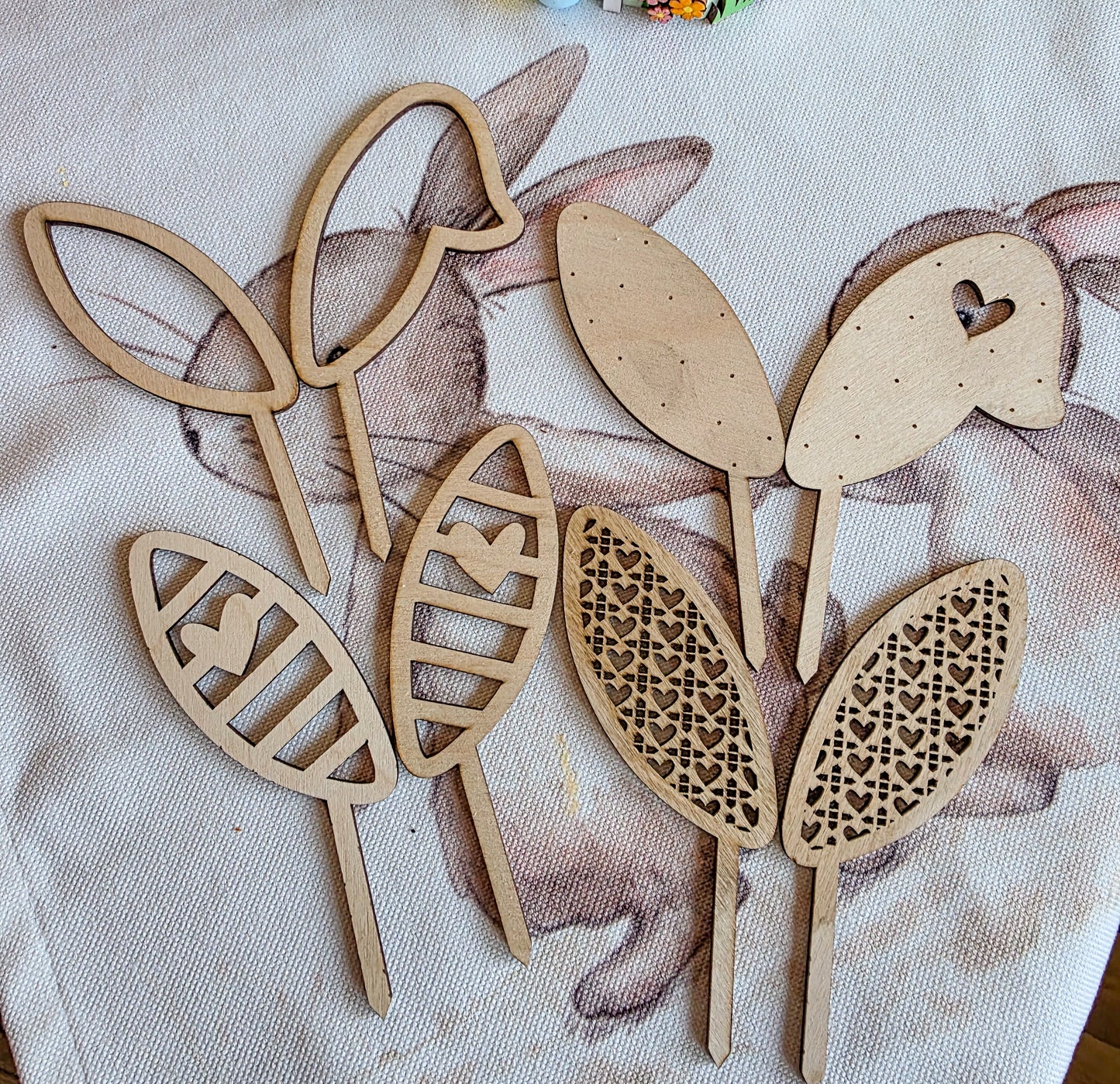 Oster-Accessoires aus Holz - Kuchentopper Hasenohren & Hasenanhänger (Auf Wunsch personalisiert)