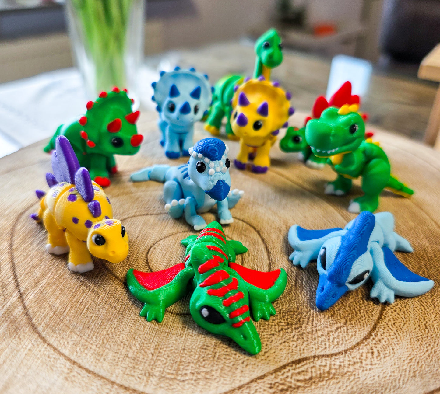 Bunte Überraschungs-Dinos im goldenen Ei - Sammelfigur