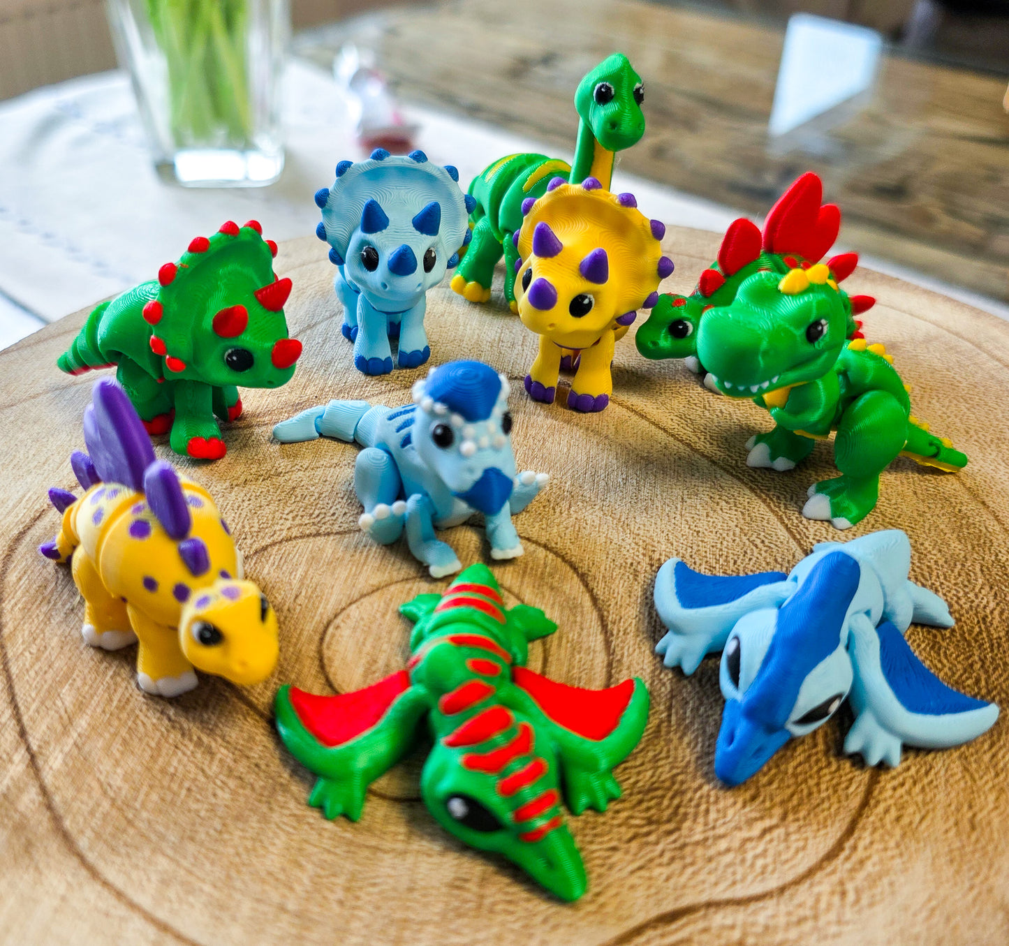 Bunte Überraschungs-Dinos im goldenen Ei - Sammelfigur