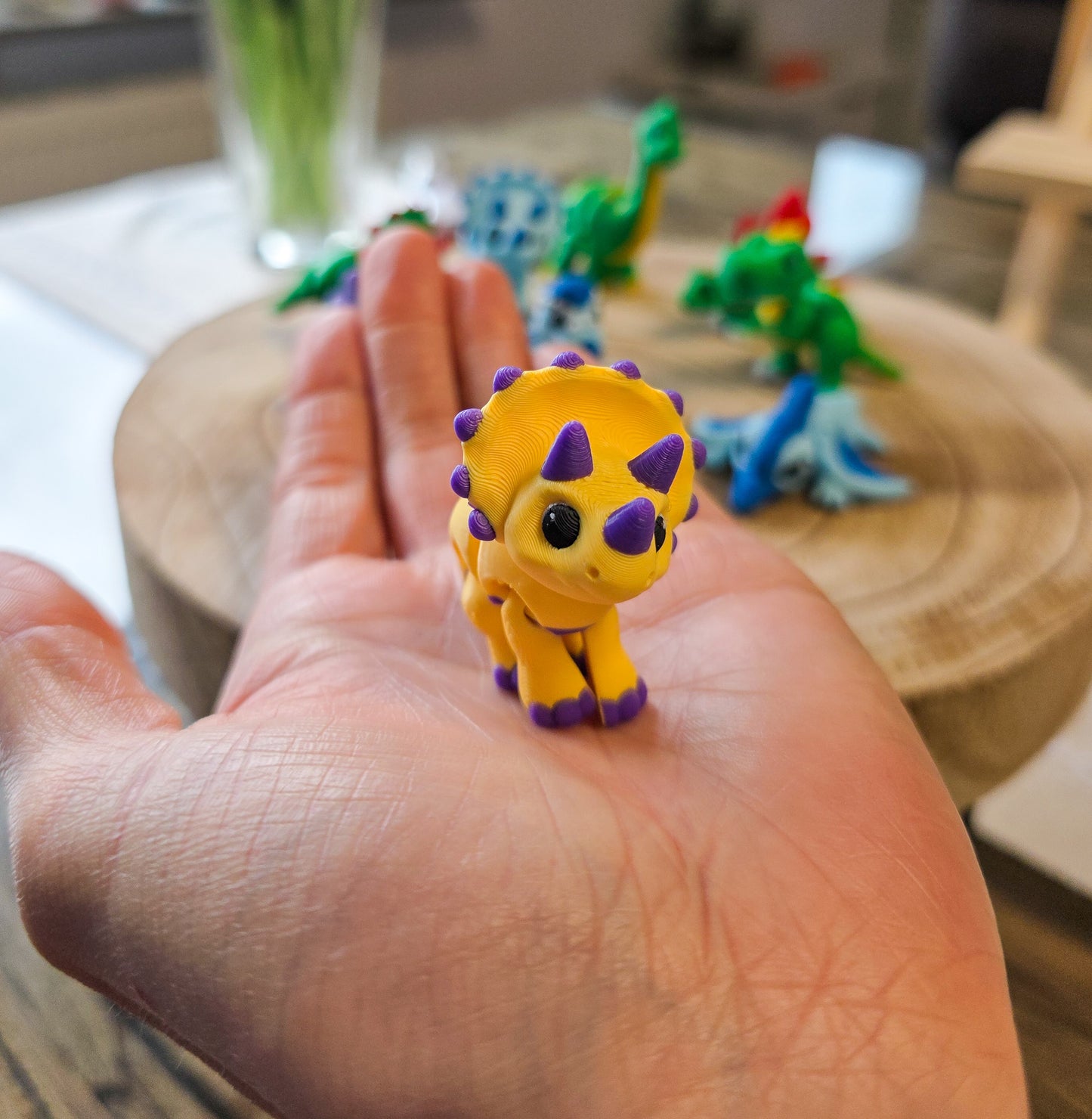 Bunte Überraschungs-Dinos im goldenen Ei - Sammelfigur