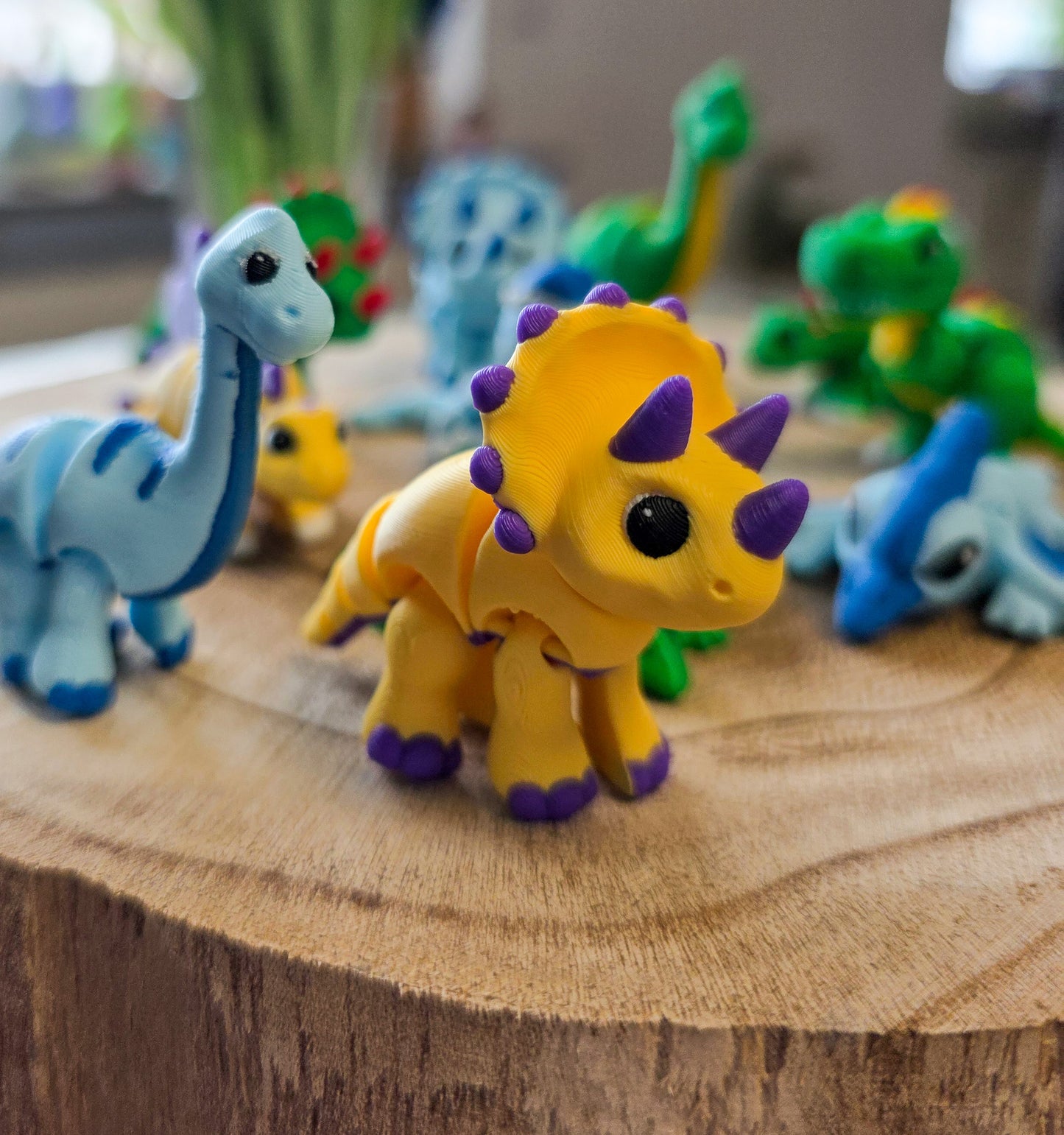 Bunte Überraschungs-Dinos im goldenen Ei - Sammelfigur