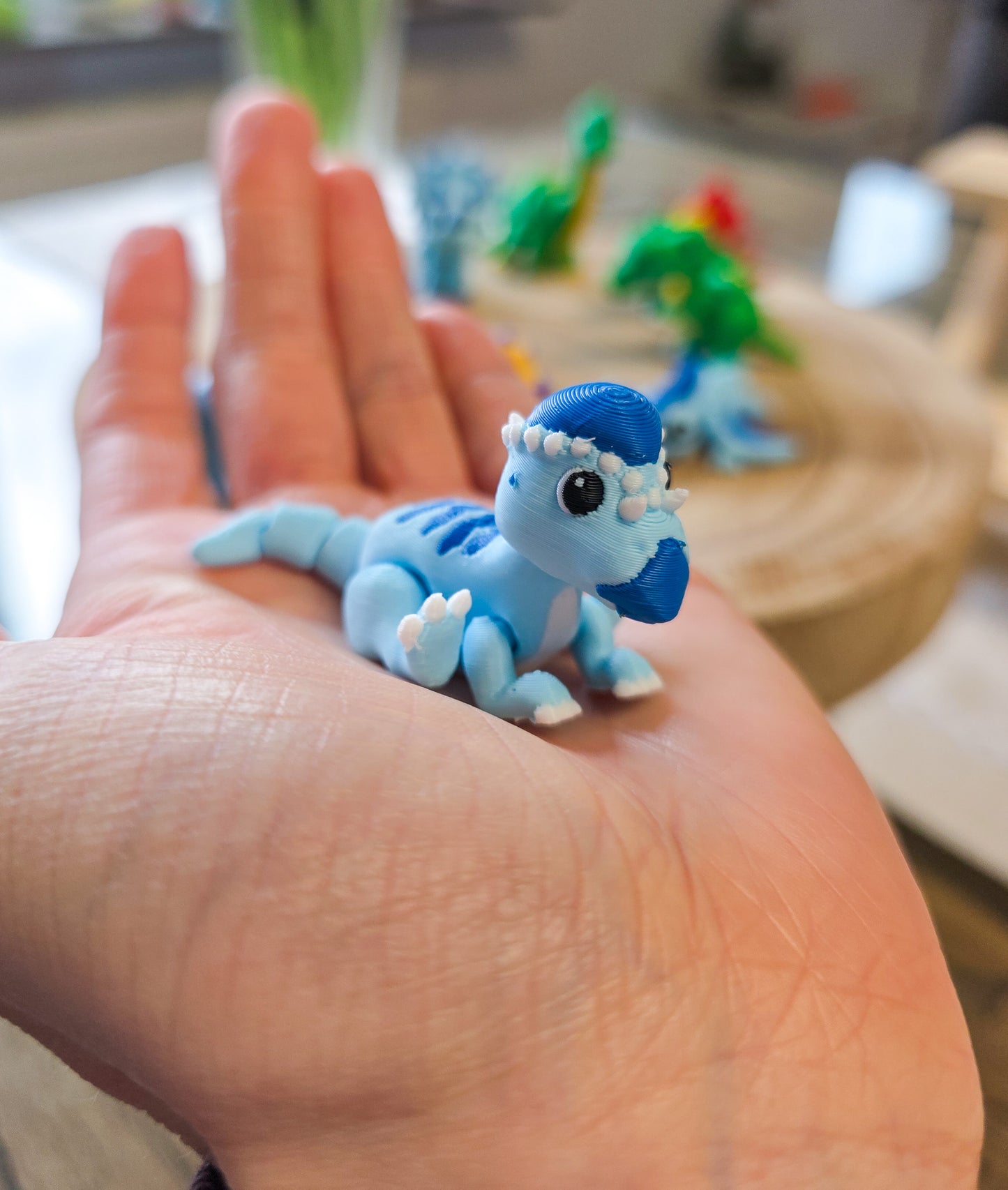 Bunte Überraschungs-Dinos im goldenen Ei - Sammelfigur