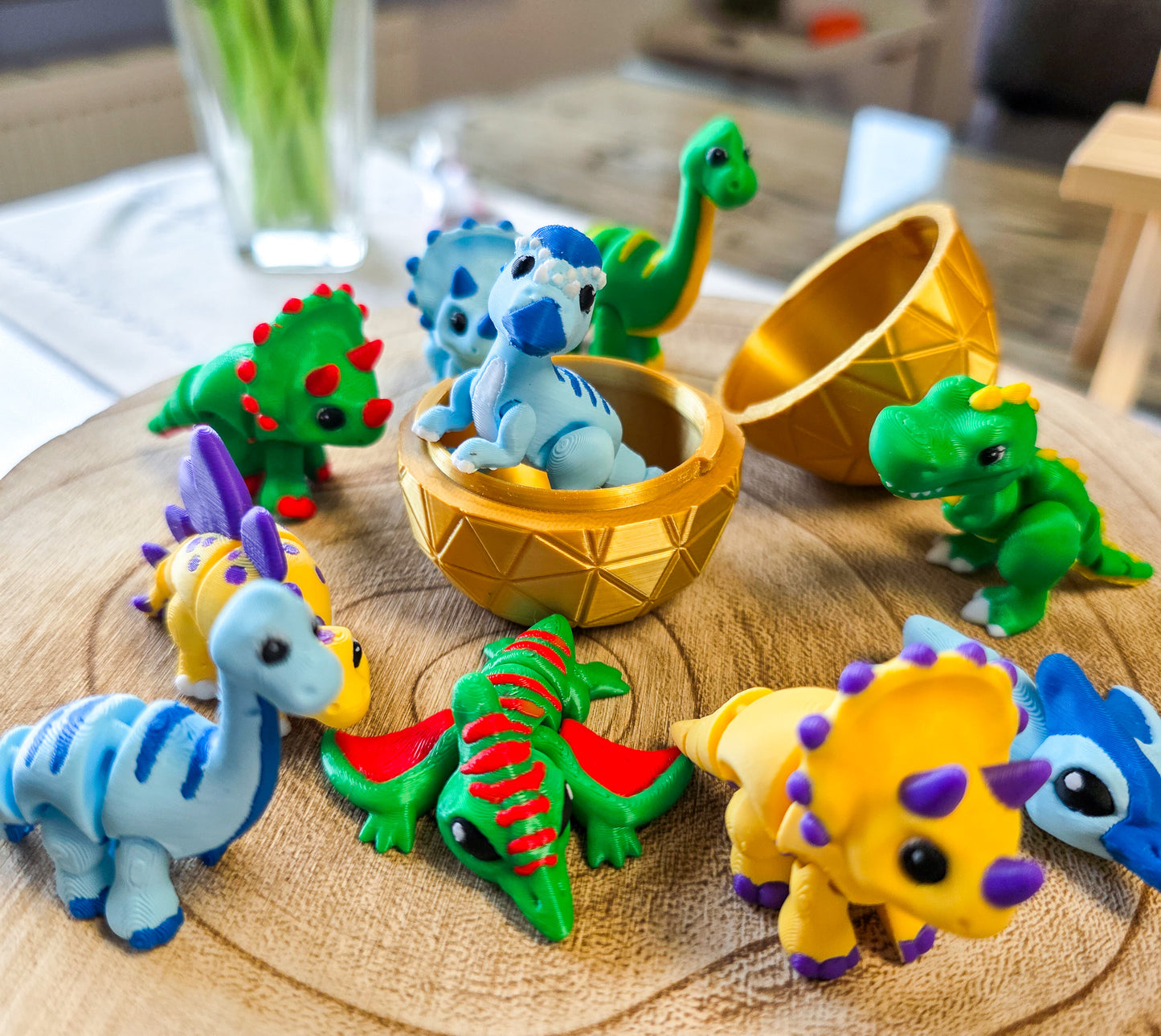 Bunte Überraschungs-Dinos im goldenen Ei - Sammelfigur