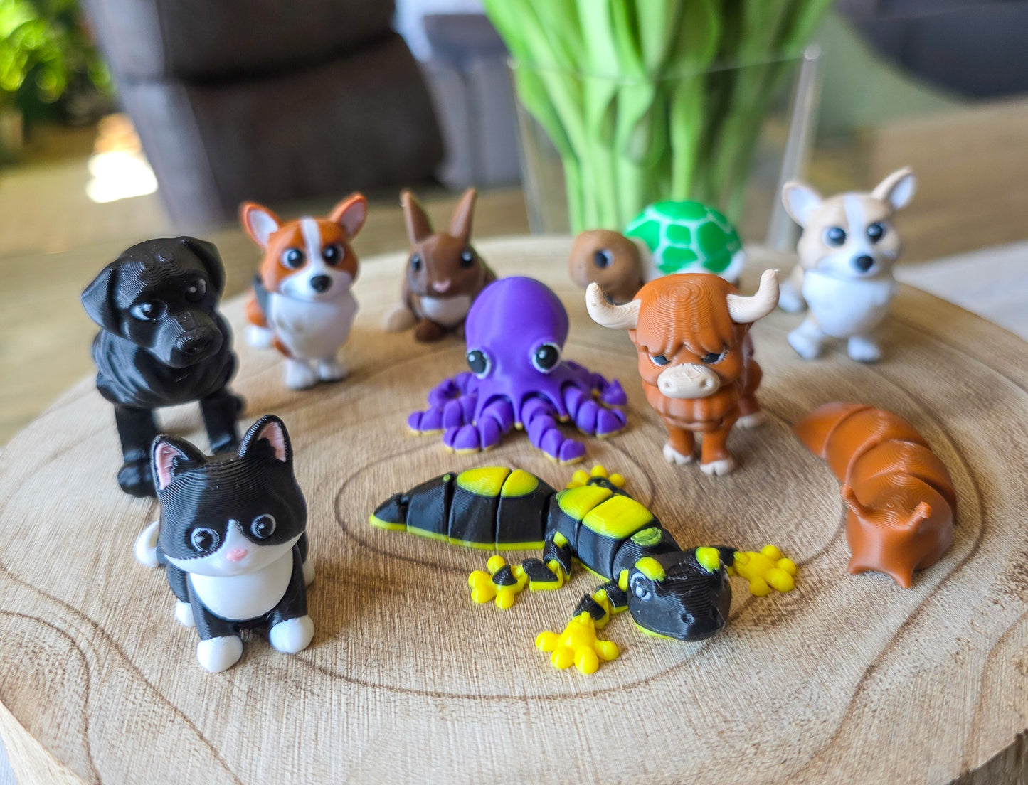 Bunte Überraschungs-Tiere im goldenen Ei - Sammelfigur