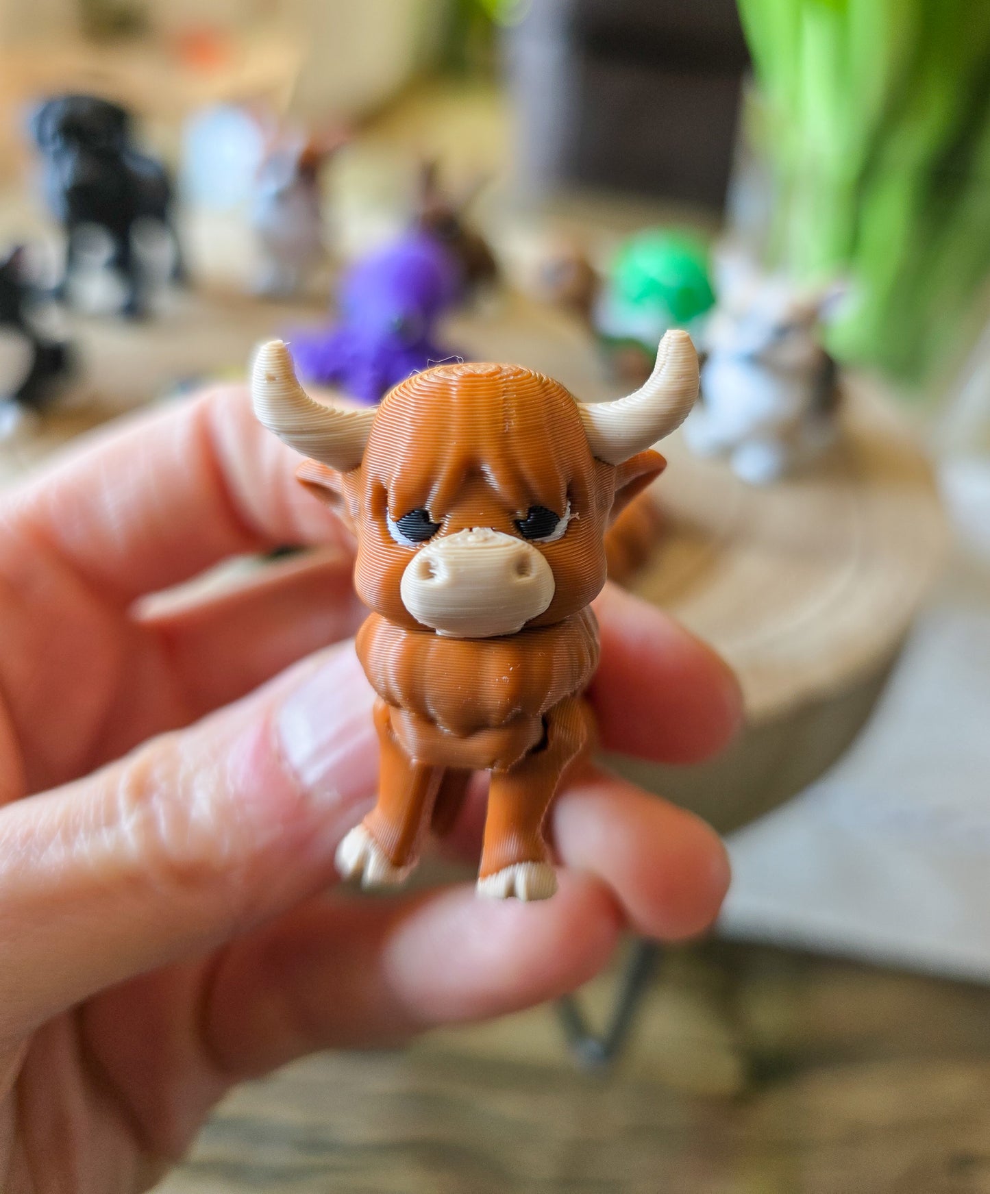 Bunte Überraschungs-Tiere im goldenen Ei - Sammelfigur