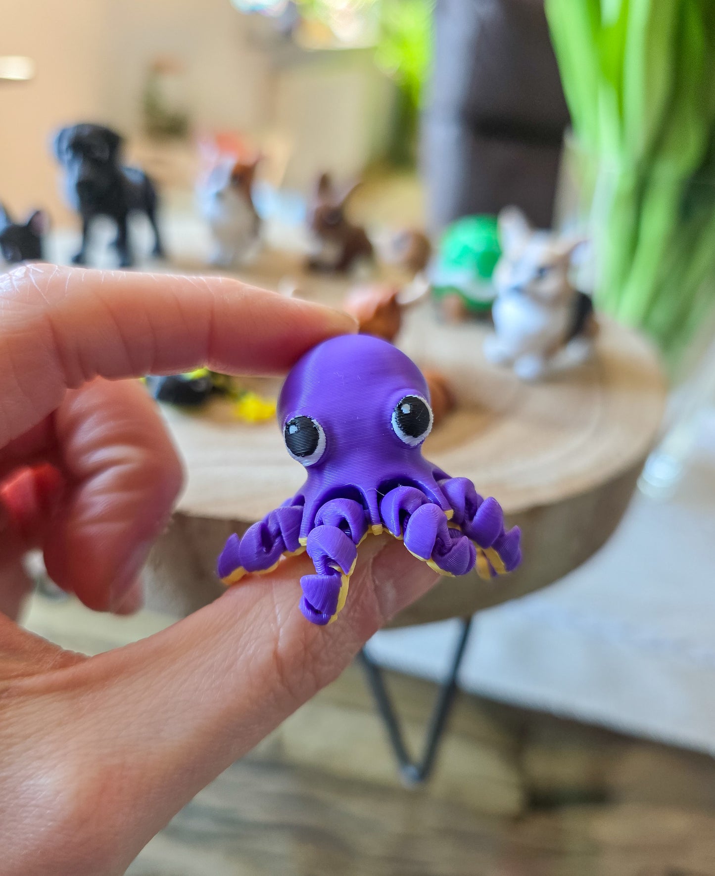 Bunte Überraschungs-Tiere im goldenen Ei - Sammelfigur