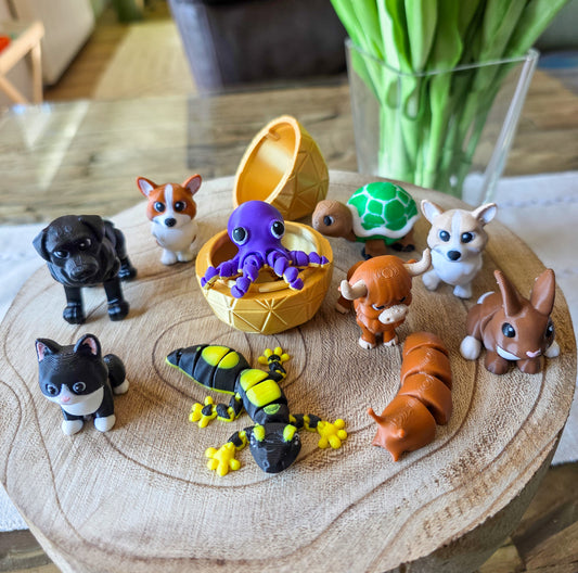 Bunte Überraschungs-Tiere im goldenen Ei - Sammelfigur