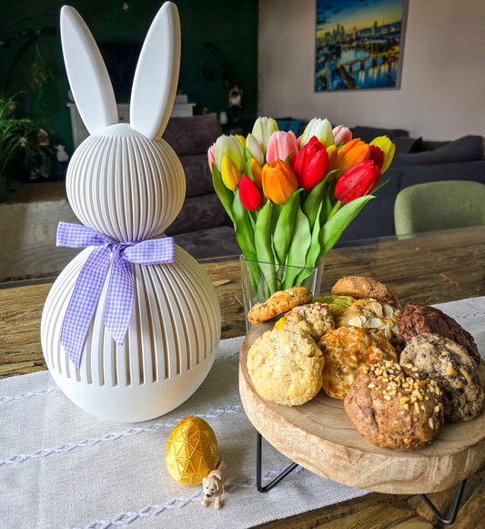 Großer Deko-Hase inkl. 10 bunt gemischte kleine Cookies & 1 Ei mit Überraschungsfigur