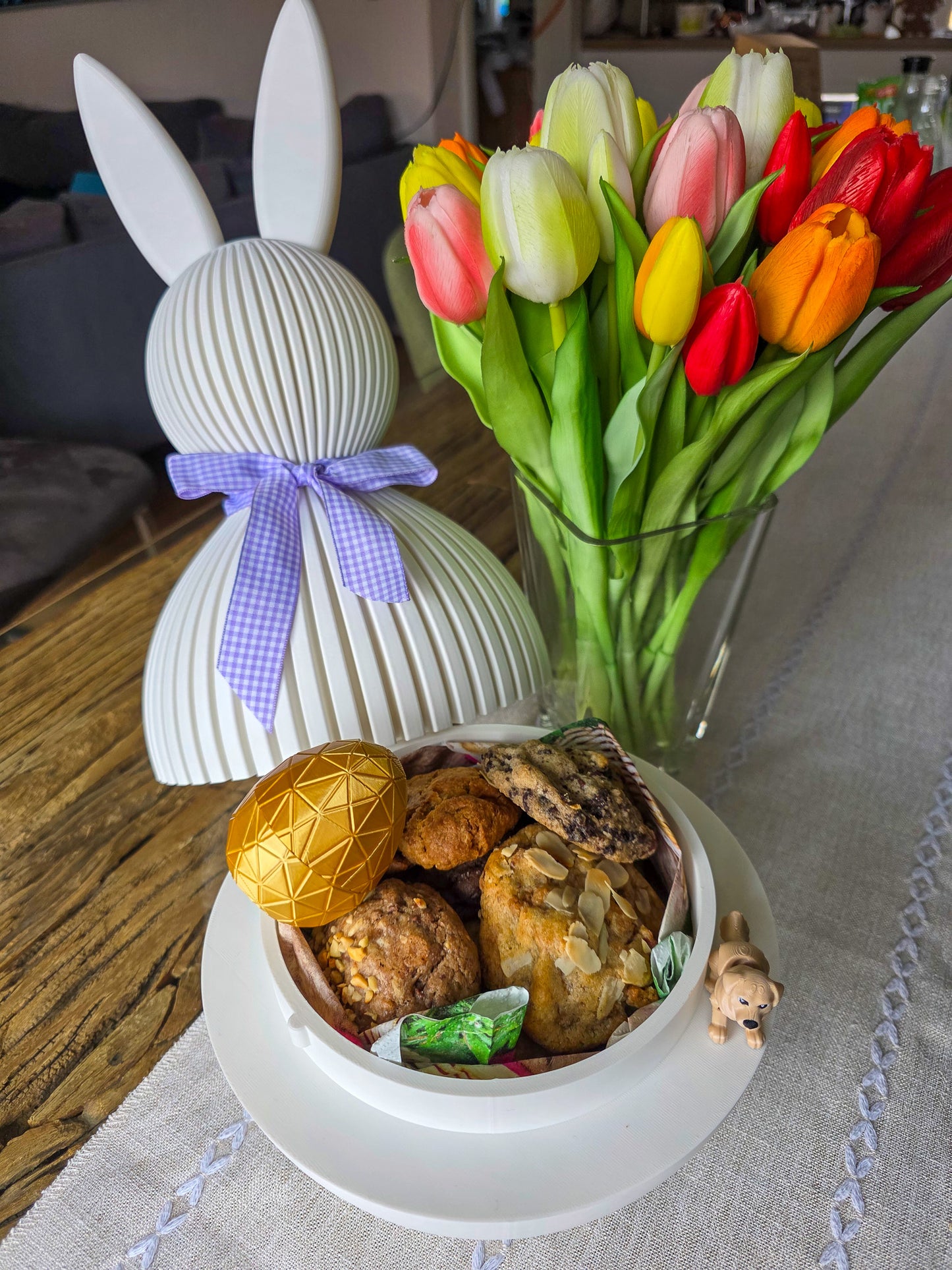 Großer Deko-Hase inkl. 10 bunt gemischte kleine Cookies & 1 Ei mit Überraschungsfigur