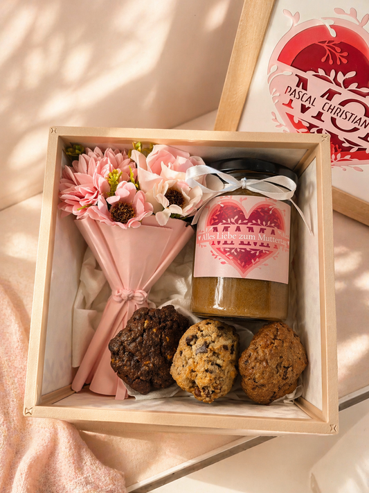 Personalisierte Muttertags-Geschenkbox – mit Kuchen, Cookies & Blumen
