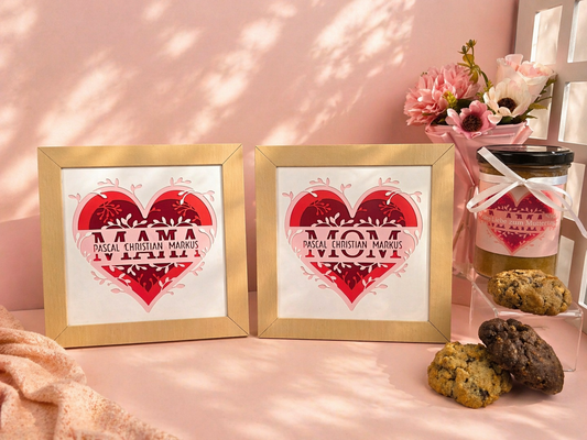 Personalisiertes Muttertags-Geschenkset – Bild zum Aufstellen mit Kuchen & Cookies