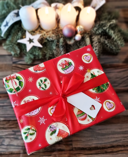 Geschenkverpackung mit Geschenkpapier und Schleife von KittyCatCakes